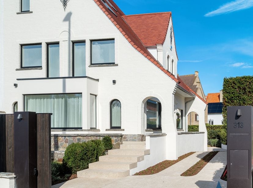 Cette villa jumelée magnifiquement rénovée, située dans le charmant et paisible quartier de Duinbergen, respire la classe et le confort contemporain.
