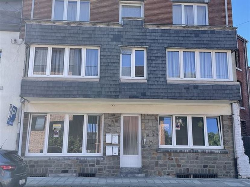 MCA Immobilier vous propose ce rez idéalement situé dans le centre de Marche .Avec ses 2 locaux séparés, il convient parfaitement pour une profession