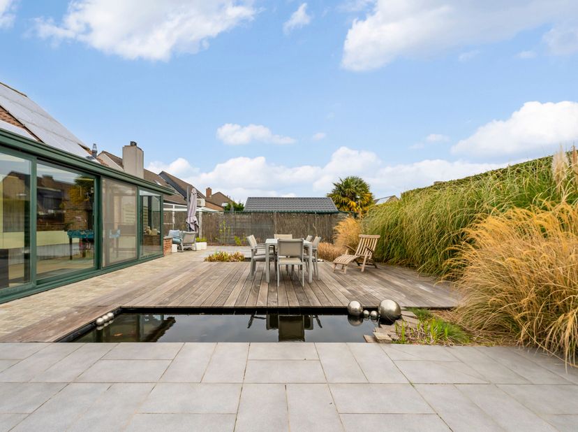Alleenstaande woning te koop op rustige ligging in Menen<br />
Je betreedt de woning via de ruime inkomhal met gastentoilet. Vervolgens kom je in de l