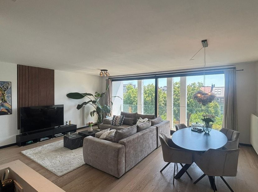 <br />
Prachtig modern appartement met terras en panoramische ramen op de 5de verdieping in de Theaterbuurt op wandelafstand van winkels, restaurants,