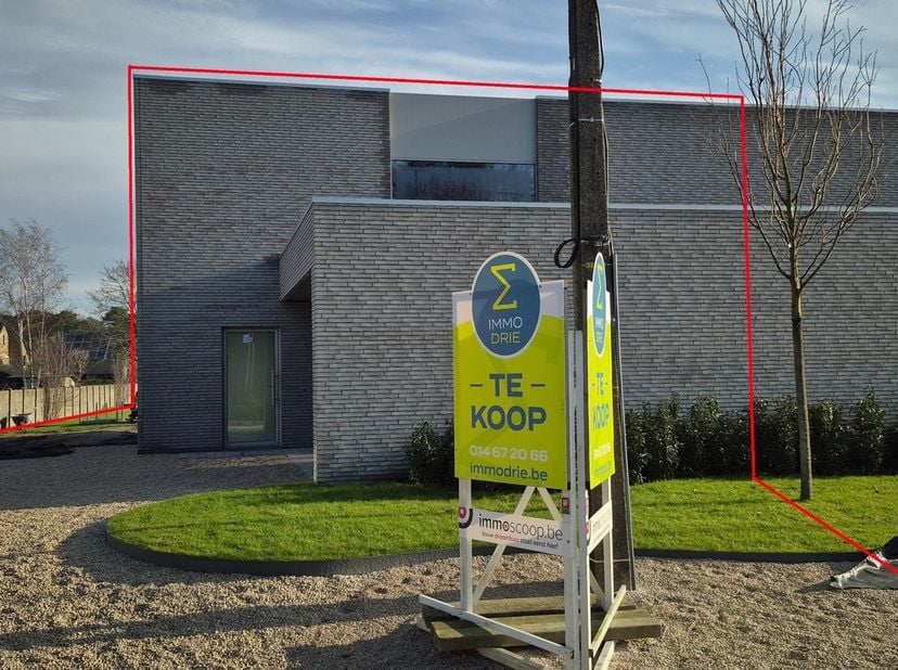 Deze half vrijstaande woning bevindt zich net buiten de stadskern op een rustige locatie en wordt casco (winddicht) verkocht, maar kan eveneens in sam