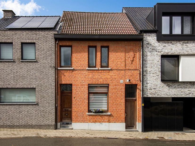 Instapklare woning met 3 slaapkamers en tuin<br />
Deze charmante woning is gelegen in de Oude Kruibekestraat 4 in Kruibeke, in een aangename en vlot