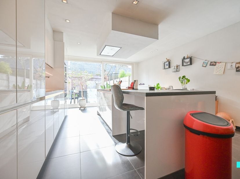 Ontdek deze compleet gerenoveerde instapklare gezinswoning in Izegem. De woning combineert ruimte, (energetisch)comfort en een uitstekende ligging. La