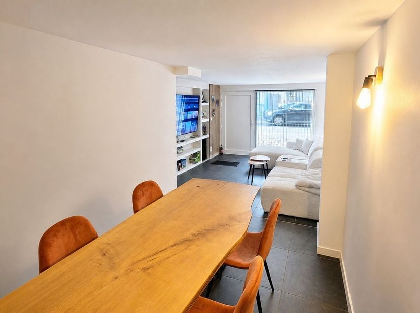 Op zoek naar een betaalbare woning op een ideale locatie te Wevelgem? Deze charmante woning biedt een uitstekende opportuniteit voor starters of inves