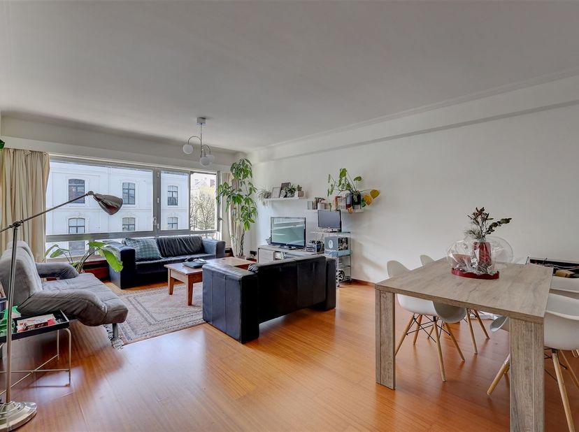 Ce bel appartement est situé dans la rue Van Breestraat au centre d'Anvers. L'emplacement est super central avec tous les magasins, le Stadspark, le c