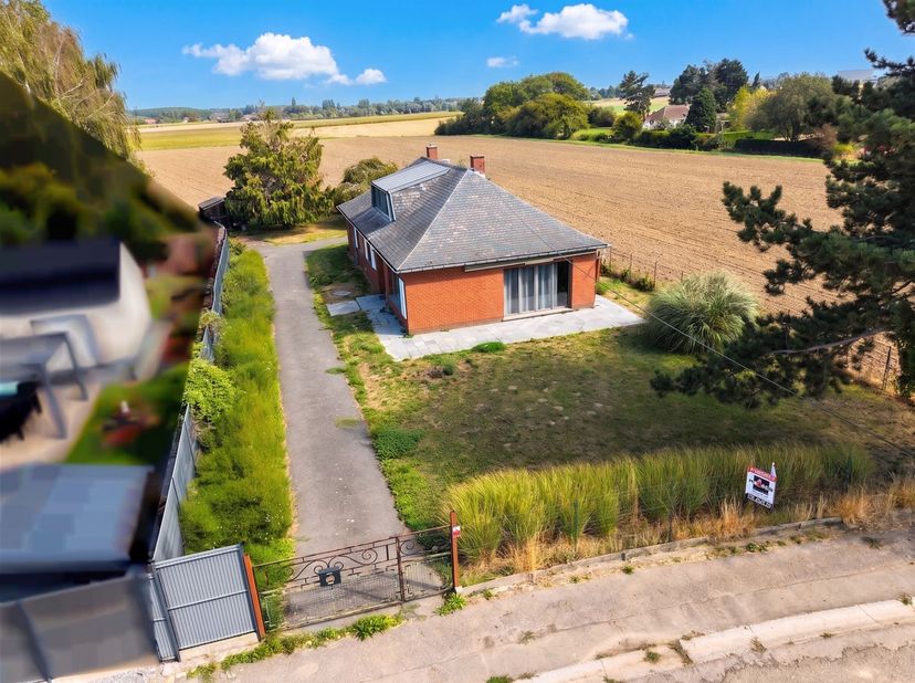 Charmante villa met gedeeltelijk gelijkvloerse indeling – 3 slaapkamers – Garage – Uitstekende ligging!<br />
<br />
Zeer mooie villa met gedeelteli