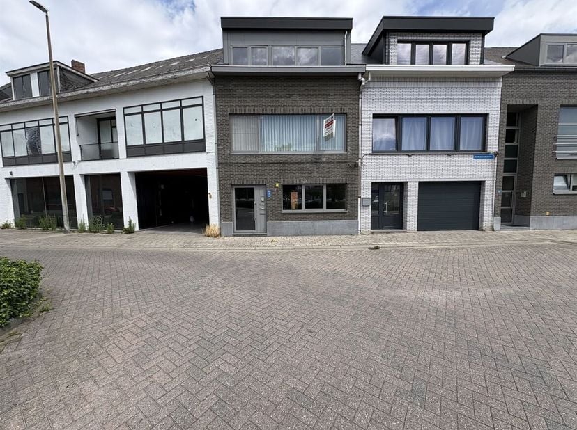 Un appartement confortable situé dans un emplacement de choix à Herentals<br />
Composition : Hall d'entrée, 2 chambres, salle de bains, salon, cuisin