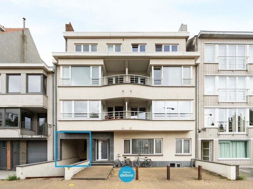 Op zoek naar een appartement op een topligging vlak bij zee? Dit gelijkvloerse appartement biedt heel wat mogelijkheden en kan met wat liefde en opfri
