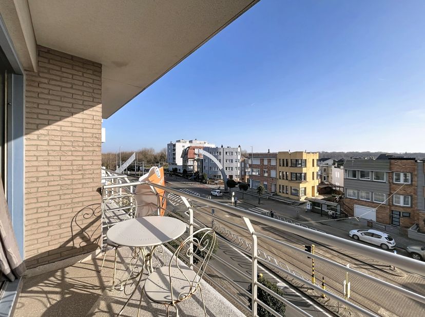 Cet appartement est situé à 50 mètres de la mer et, moyennant quelques travaux de peinture, il est parfaitement prêt à entrer. &amp;nbsp;Il se compose com