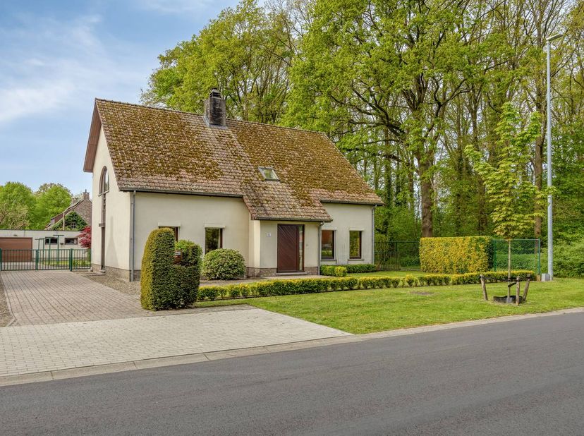 Vous recherchez un bâtiment résidentiel ouvert avec beaucoup d'espace et de verdure ? Cette maison à vendre à Turnhout vous offre l'équilibre parfait