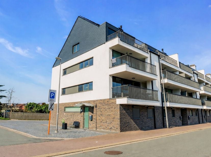 Stap binnen in dit prachtige duplex appartement in het centrum van Maasmechelen, waar licht, ruimte en modern comfort op een harmonieuze manier samenk