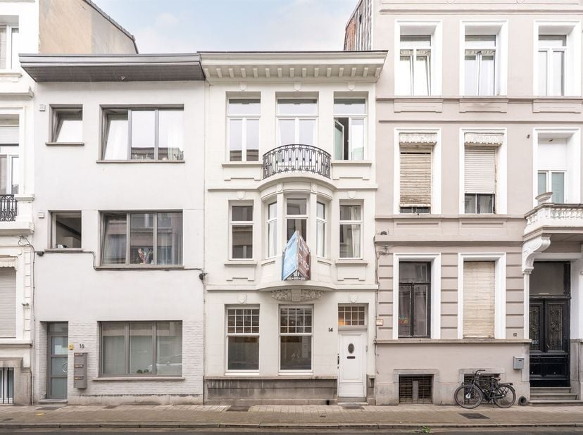 Stap binnen in deze prachtige herenwoning en geraak helemaal gecharmeerd door zijn authentieke elementen. Het Stadspark bevindt zich aan het einde van