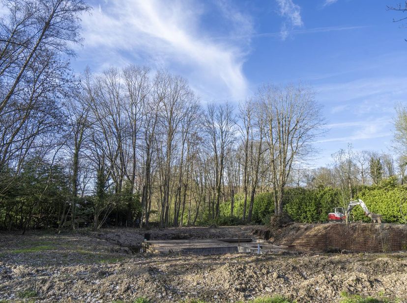 Ce magnifique terrain à bâtir de 2 839 m² est situé dans la très prisée forêt de Bellegem, un endroit idéal pour réaliser votre projet résidentiel au