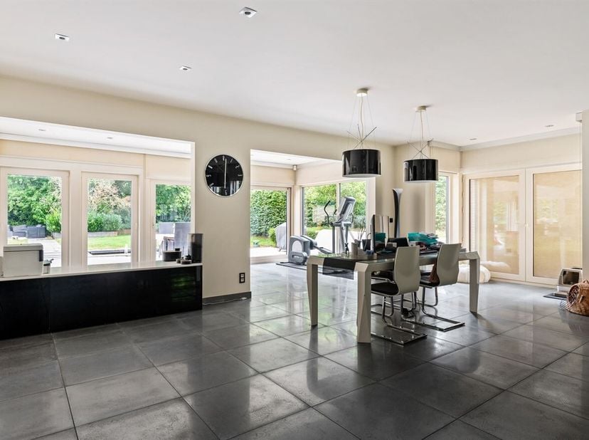 Deze stijlvolle en instapklare villa is gelegen op een bijzonder mooi perceel van ca. 1.246 m² in de gegeerde woonwijk Bloemaard te Brasschaat. Deze r