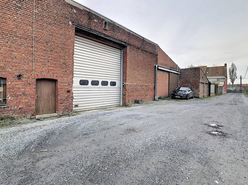 Entrepôt d'environ 425 m² à louer à Harelbeke. L'entrepôt est situé à proximité de différentes routes d'accès.<br />
<br />
Spécifications :<br />
- P