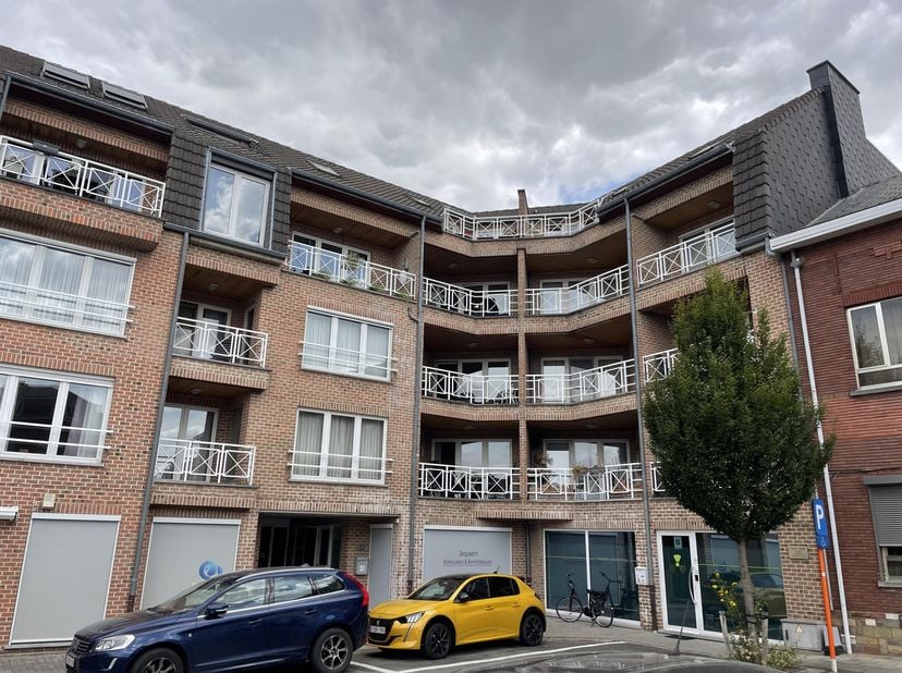 Welkom in het hart van Landen, waar dit ruime duplex appartement je meteen zal verrassen.<br />
<br />
Gelegen in Residentie De Wijngaard, pal aan het