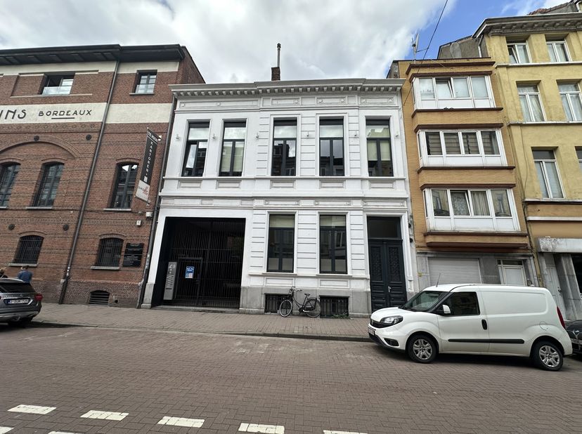 Bureau spacieux et prêt à l'emploi avec salle de réunion, espaces de travail et terrasse  Ce bureau de caractère s'étend sur trois niveaux et allie fo