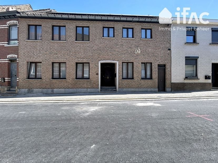 Découvrez cette opportunité unique d'investissement immobilier! Immeuble de 3 appartements avec jardin, réputé autorisé ("réputé permis"), idéalement
