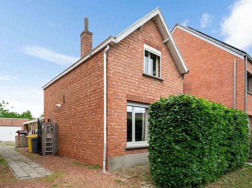 Woning met tuin en garage op 6a66ca<br />
 De woning dateert uit 1949 en dient gemoderniseerd te worden om aan de hedendaagse normen te voldoen.<br />