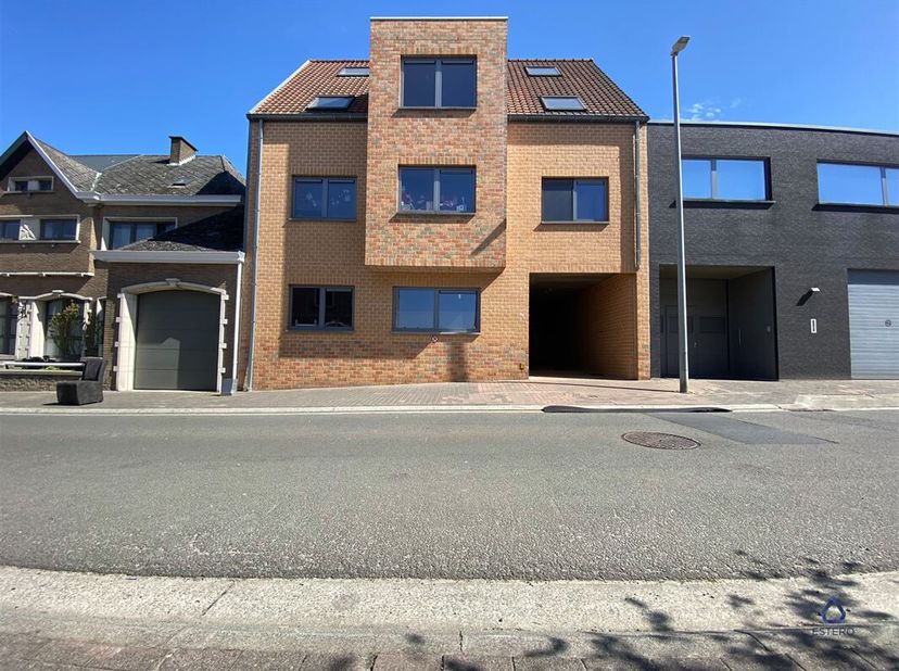 Dit recente (2011) duplex-appartement is gelegen op de 2de verdieping en omvat een aparte woon- en eetkamer, open keuken, ruime berging, apart toilet,