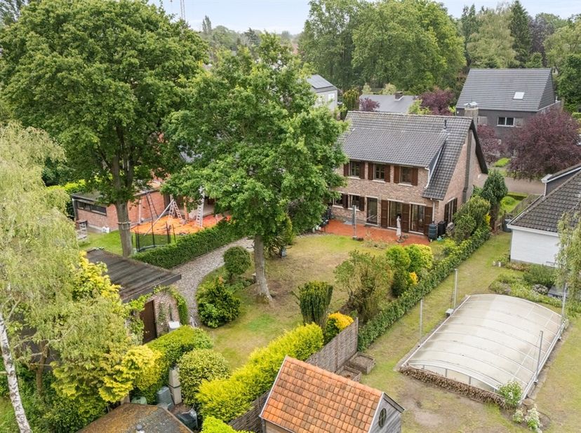 Ruime open bebouwing met prachtige tuin op toplocatie in Ekeren<br />
In een rustige doodlopende straat in het gegeerde Ekeren-Donk bevindt zich deze