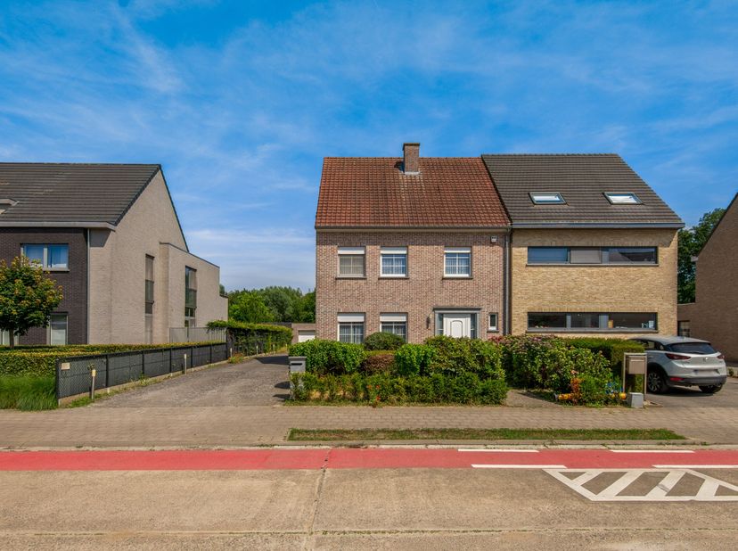 Deze verzorgde halfopen eengezinswoning biedt een ruime en praktische indeling, ideaal voor gezinnen die op zoek zijn naar comfort, ruimte en een rust