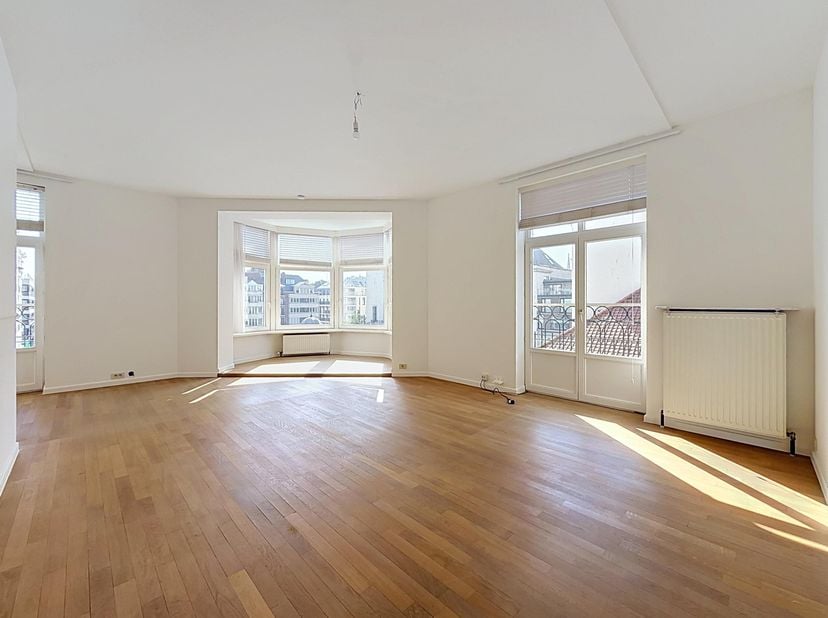 APPARTEMENT IDÉALEMENT SITUÉ - <br />
<br />
Appartement d'angle de 2 chambres. Magnifique appartement situé sur la place Wapenplein, en plein centre-