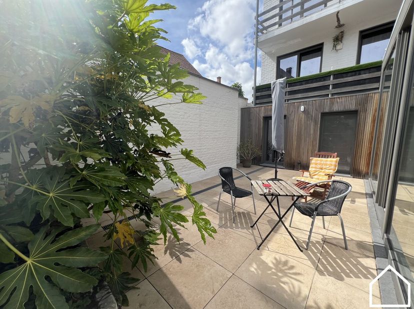 Dit instapklare appartement is rustig gelegen in hartje Ieper en biedt een comfortabele woonomgeving met veel lichtinval en een ruim terras.<br />
<br