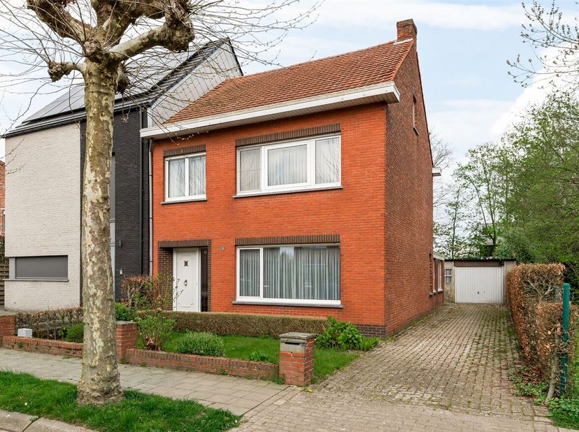 Ligging: Gelegen in een rustige, residentiële buurt in Brecht, met vlotte verbindingen naar Antwerpen en nabij winkels, scholen en openbaar vervoer. <