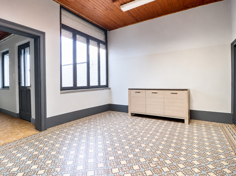 Au rez-de-chaussée, découvrez un hall d’entrée desservant un salon de 13 m², une salle à manger de 10 m², une seconde salle à manger de 17 m², une cui