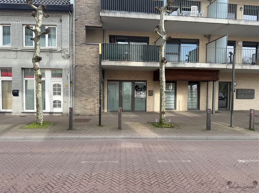 Op zoek naar een handelsruimte om je commerciële activiteiten te ontplooien?<br />
Deze commerciële ruimte op de Oude Baan 81, gebouwd in 2014, beschi
