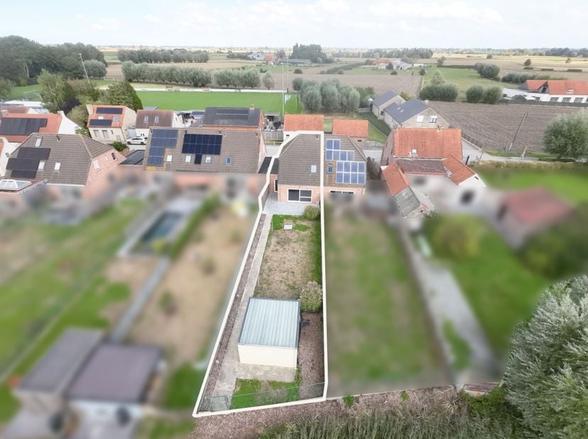 Op een rustige locatie nabij het centrum van Nieuwkapelle bevindt zich deze ruime en instapklare gezinswoning. Met een vlotte verbinding naar Diksmuid