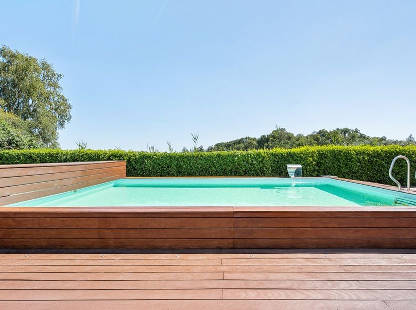 Cachée entre de vastes prairies et de vastes horizons, cette exceptionnelle ferme à longue façade se trouve sur un domaine privé de 6 920 m². Une prop