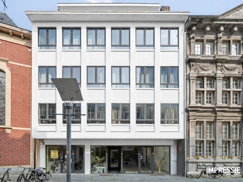 Dit ruim appartement is gelegen op de 1ste verdieping in het centrum van Maaseik. Vanuit de leefruimte heeft de bewoner een fraai uitzicht op de Bosst