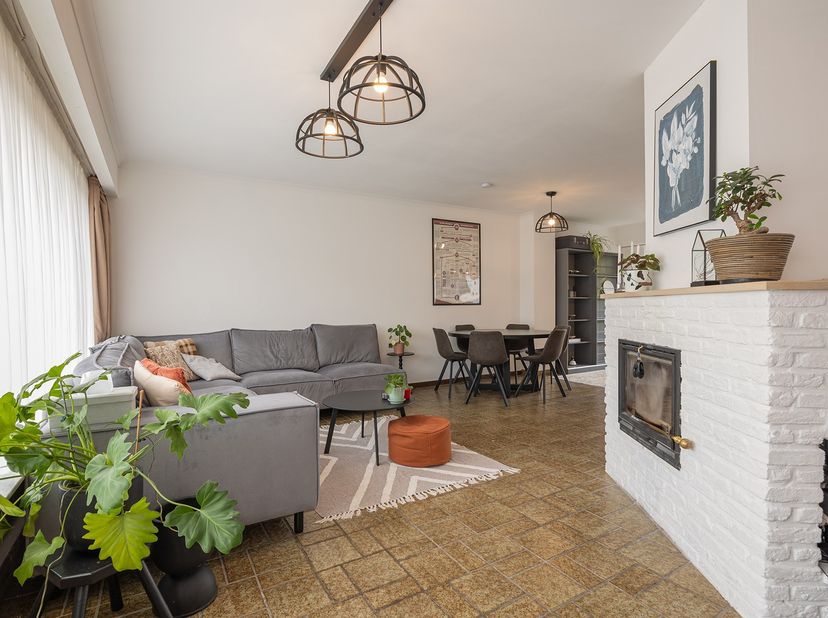 Ruime bel-etagewoning met 3 à 4 slaapkamers, garage en diepe tuin<br />
<br />
In de Gustaaf De Smetlaan in Aartselaar bevindt zich deze ruime en go