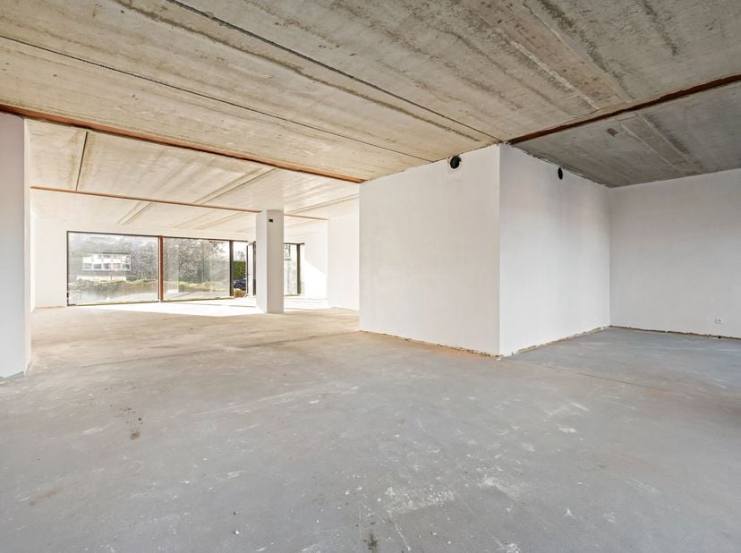 Op zoek naar een volledig instapklare kantoorruimte op een toplocatie? Deze moderne ruimte van 142,72 m² leent zich perfect voor commerciële activitei