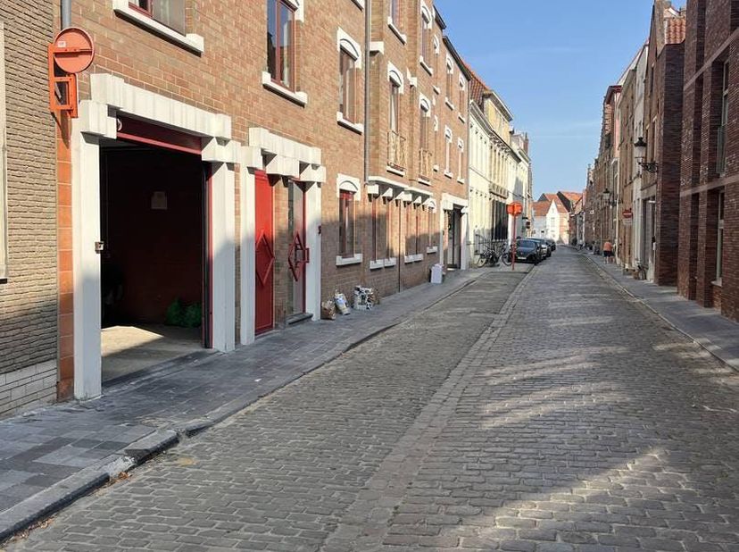 Bovengrondse garagebox te koop in het centrum van Brugge. De garage is gelegen in een kleinschalig en overzichtelijk garagecomplex, bereikbaar via de