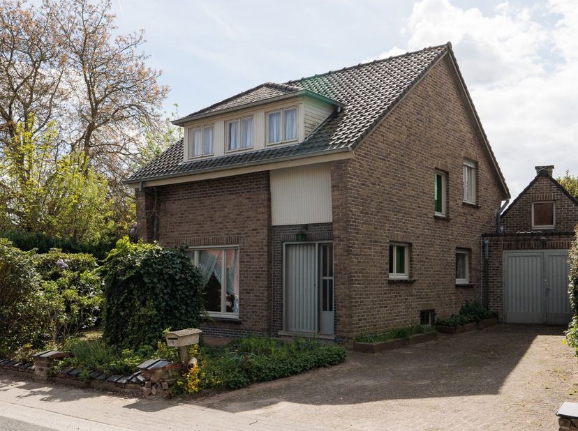 In een rustige kleine straat, op minder dan 1km van het centrum van Kruishoutem, bevindt zich deze karaktervolle woning op een mooi perceel van 865m2.