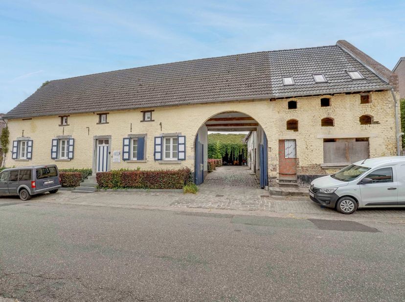 Aan de Ruttermarkt 21 in Tongeren bevindt zich deze karaktervolle vierkantshoeve met een authentieke uitstraling en tal van mogelijkheden.<br />
De ei