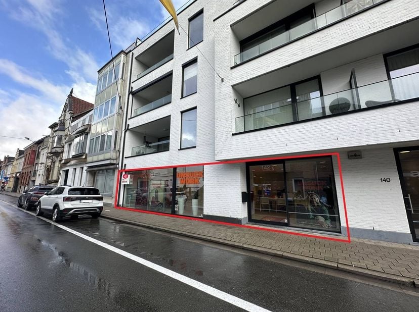 Espace de bureau de 162 m² à louer dans la Stationsstraat à Waregem, à quelques pas de la gare et du centre de Waregem. Grâce à sa situation centrale,