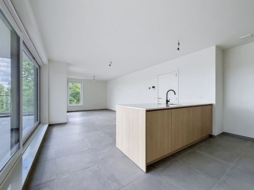 Ligging<br />
Dit nieuwbouwappartement bevindt zich in een recente en moderne residentie in Oostakker, op een rustige ligging met aangenaam zicht op h