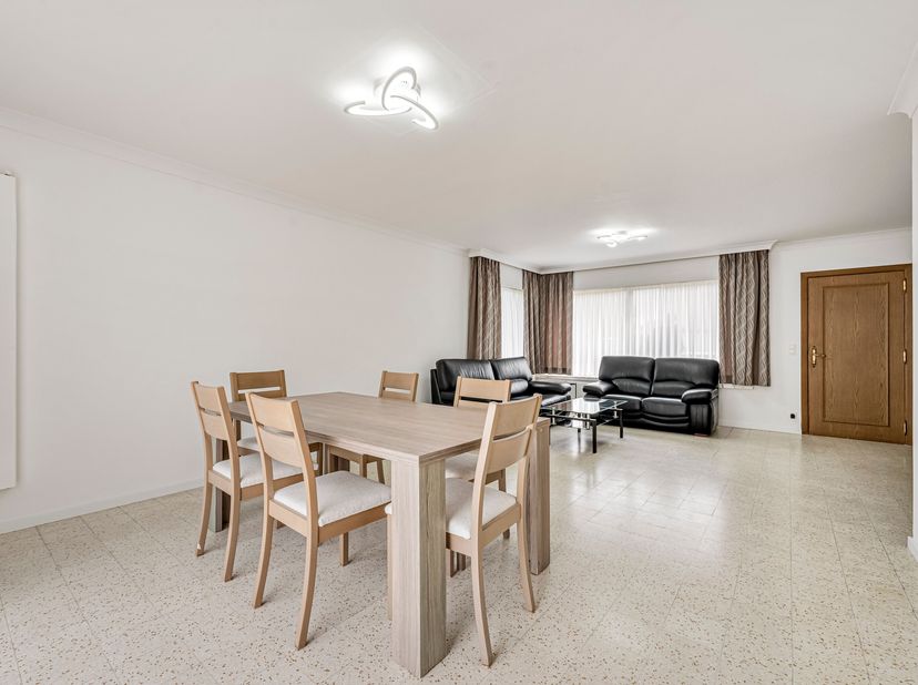 Instapklare woning zoekt nieuwe eigenaars in Gullegem!!<br />
Je betreedt de woning via de inkomhal met gastentoilet en komt vervolgens in de gezellig