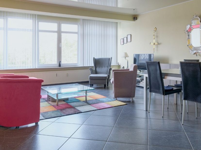 Dit instapklare appartement met EPC-label B combineert comfort, een verzorgde afwerking en een rustige ligging. Achteraan geniet u vanaf het terras va