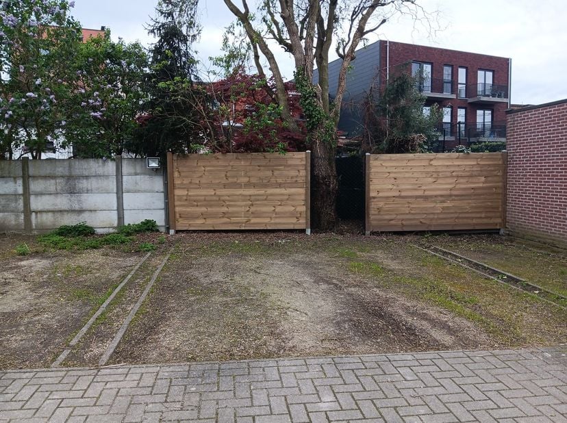 Parkeerplaats in een afgeslote parkeerzone<br />
Te huur, autostaanplaats<br />
Gemeenschappelijke inrit voorzien van een elektrische poort en in een