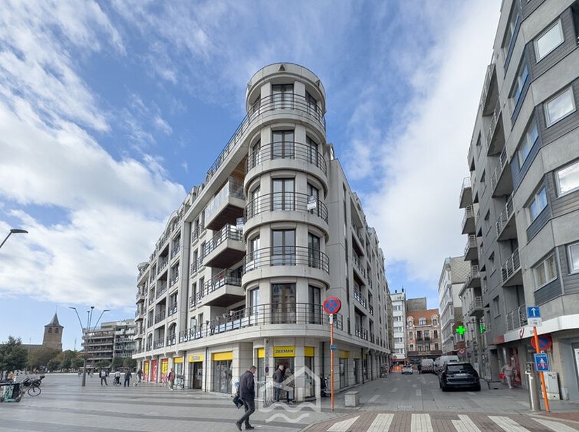 Instapklaar, zeer goed onderhouden drieslaapkamerappartement (115 m² !) gelegen aan het stationsplein van Blankenberge. Op enkele voetstappen van het