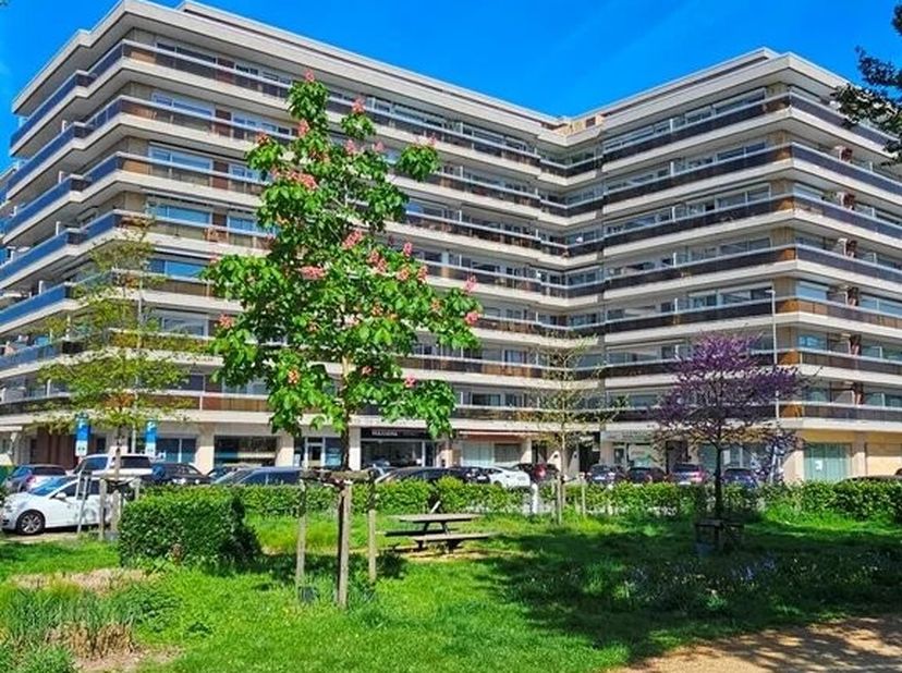 Coming soon!<br />
Stijlvol wonen op een leuke locatie in Hasselt<br />
Dit knap gerenoveerde appartement met 2 slaapkamers is beschikbaar in de zomer