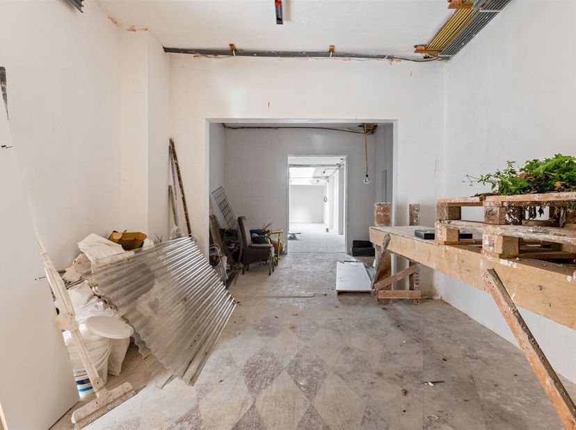 Veelzijdig handelshuis met magazijn en 3 slpks<br />
Op een centrale locatie in de rustige Van Cortbeemdelei in Deurne vinden we dit ruime handelspand