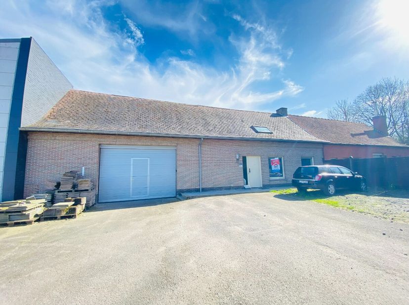 Landelijke woonst met garage/magazijn(160m²)De woning bestaat uit : Gelijkvloers : inkom, living, open keuken, slaapkamer, badkamer, wasplaats, verand