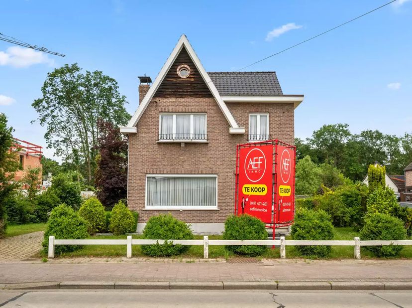 Cette maison familiale indépendante et pleine de caractère offre une base solide avec un fort potentiel et est située sur un terrain spacieux de près