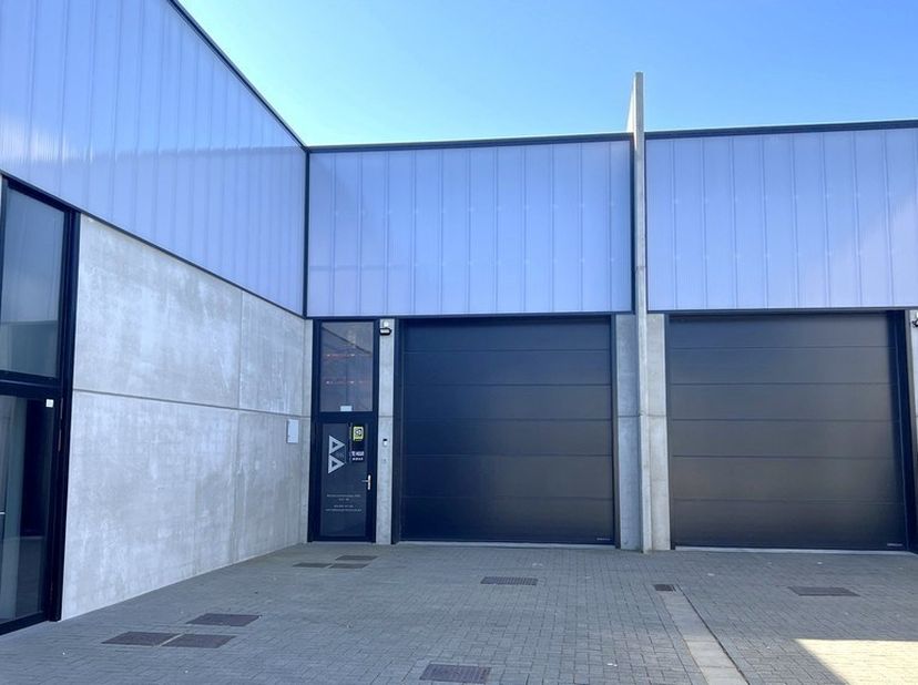 Entrepôt récent de 518m² avec 4 parkings (divisible en entrepôts de 259m² par unité)<br />
Emplacement : à l'entrée du parc industriel PME Hoogveld, p